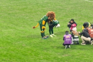 后来居上夺得本赛季中超金靴，国安外援法比奥赛后动情落泪